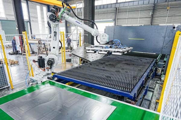 ULE4020 6kW Fiber Laser Cutting Machine With Robotic Loading and Unloading